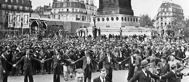 Place de la Bastille a Paris, lors du grand defile populaire du 14 juillet 1936 au cours duquel des milliers de manifestants se sont retrouves pour celebrer a la fois la fete nationale et la victoire electorale du Front populaire.
