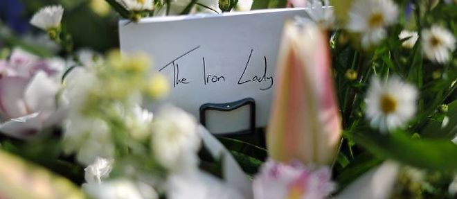 Les Britanniques ont depose fleurs et hommages a la Dame de fer devant son domicile a Londres.