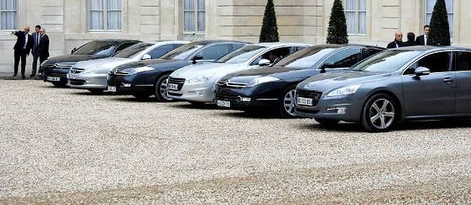 Les voitures de fonction des ministres dans la cour du palais de l'Elysee, le 3 mai 2012.