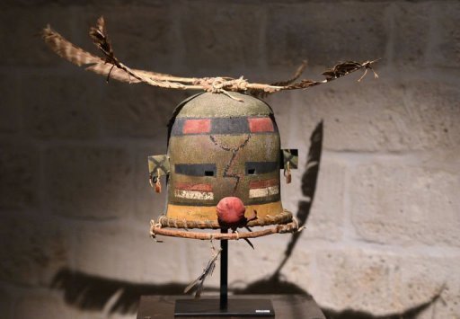 Des masques Hopis se sont arraches aux encheres chez Drouot a Paris pour plus de 900.000 euros au total, en depit des suppliques de la tribu amerindienne d'Arizona qui reclame la restitution de ces objets juges sacres.