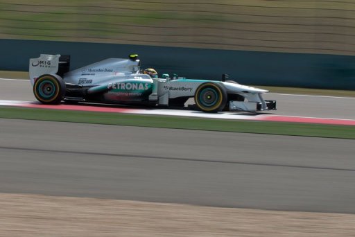 Le Britannique Lewis Hamilton (Mercedes) partira en pole position dimanche au Grand Prix de Chine, 3e manche de la saison 2013 de Formule 1, a cote du Finlandais Kimi Raikkonen (Lotus) et devant l'Espagnol Fernando Alonso (Ferrari), soit trois champions du monde en tete.