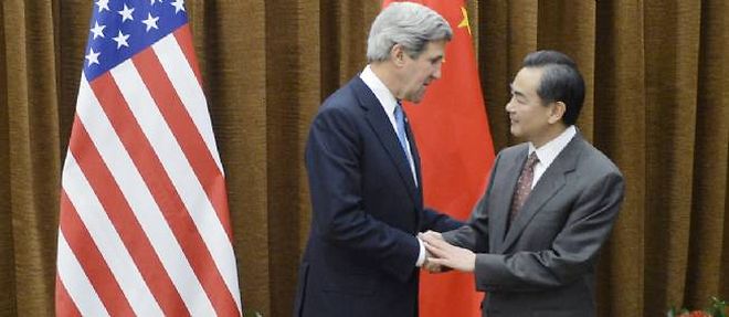 John Kerry et son homologue chinois, Wang Yi.