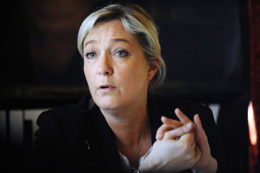 Marine Le Pen a affirme dimanche que l'evasion spectaculaire d'un braqueur a Sequedin (Nord) etait la "consequence directe du gaucho-laxisme" de la ministre de la Justice Christiane Taubira, accusee d'etre une "femme dangereuse pour la Republique" dont elle demande la demission "depuis longtemps".