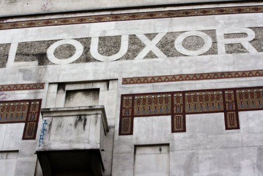 Le Louxor est le seul cinema parisien dont les murs appartiennent a la Ville: "C'etait la seule maniere de permettre la rehabilitation du Louxor. Il etait tres peu probable que quelque industriel que ce soit puisse realiser des travaux d'une telle qualite, avec une telle exigence architecturale", souligne M. Julliard.