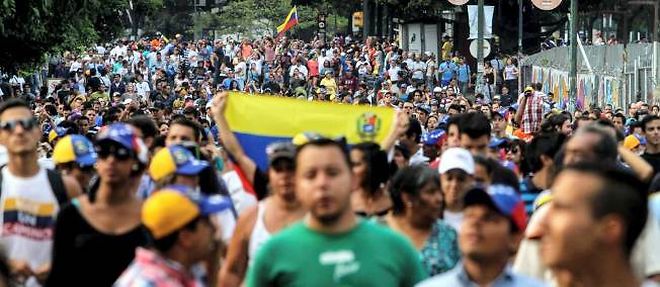 Des partisans de l'opposant Henrique Capriles, lundi, dans les rues de Caracas.