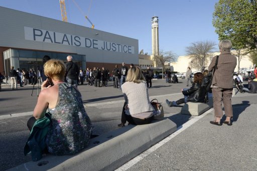 Le proces PIP va pouvoir s'ouvrir comme prevu mercredi a Marseille, la Cour de cassation s'etant declaree incompetente pour statuer sur une demande de depaysement reclamee par une prevenue.