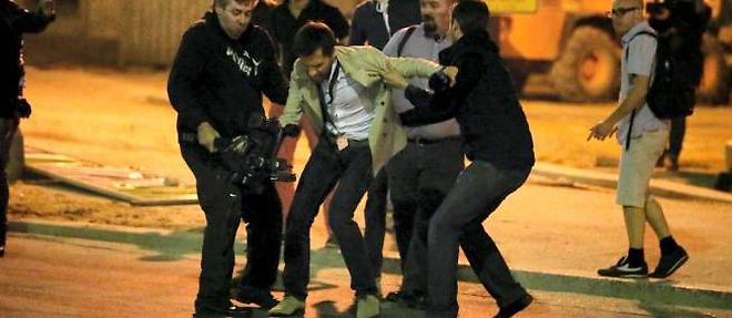 Un cameraman est moleste par des manifestants anti-mariage homosexuel devant l'Assemblee nationale le 17 avril.