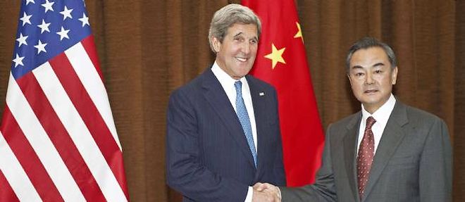 Le secretaire d'Etat John Kerry pose avec le ministre des Affaires etrangeres Wang Yi, le 13 avril. L'Americain n'etait pas venu seulement parler de geopolitique ce jour-la, mais aussi d'environnement.