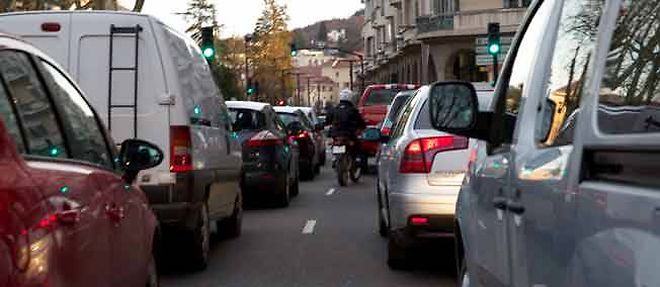 Jusqu'a 35 000 voitures par jour pour faire les 25 Km entre Faverges et Annecy.