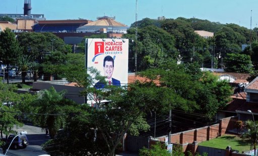 Les Paraguayens ont commence a voter dimanche pour un nouveau president: un scrutin annonce serre entre deux candidats de droite, un riche chef d'entreprise controverse Horacio Cartes et un avocat promettant la fin de la corruption Efrain Alegre.