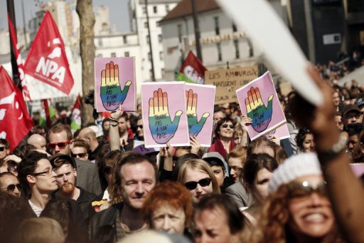 A quelques kilometres des troupes anti-mariage pour tous, un rassemblement des partisans de la loi se tenait place de la Bastille. Plusieurs centaines de personnes rassemblees au milieu de drapeaux arc-en-ciel repliquaient, en "denoncant l'homophobie" et en revendiquant "l'egalite des droits".