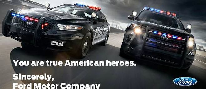 Ford felicite sur sa page Facebook les policiers de Boston, "de vrais heros americains". Mais n'oublie pas de rappeler, au passage, la marque de leurs vehicules...