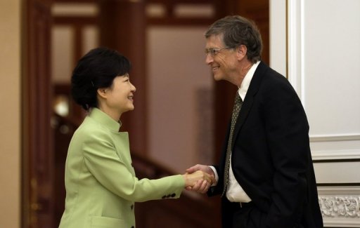 La presse sud-coreenne a peu goute la decontraction de Bill Gates saluant lundi a Seoul la presidente Park Geun-Hye, veste ouverte, une main dans la poche, y voyant une attitude particulierement "irrespectueuse" dans un pays regi par d'imperieux codes de bienseance.
