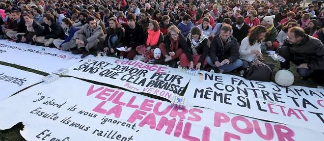Les "Veilleurs" aux Invalides le 21 avril, a l'appel du collectif La Manif pour tous.
