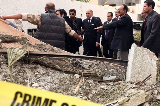 Le president Francois Hollande a indique mercredi que l'attentat contre l'ambassade de France en Libye, dans lequel deux gendarmes francais ont ete blesses, n'avait "pour l'instant" pas ete revendique.