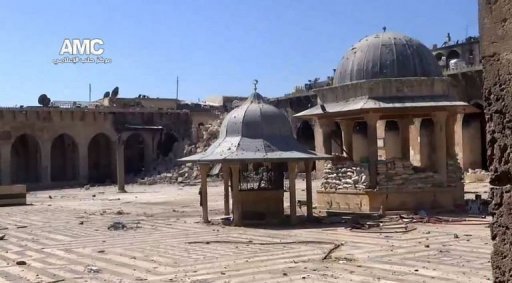Le minaret de la Mosquee des Omeyyades d'Alep, joyau historique de cette metropole du nord de la Syrie, s'est effondre mercredi, rebelles et regime s'accusant mutuellement de l'avoir detruit.