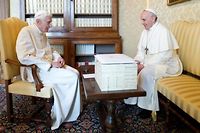 Beno&icirc;t XVI rentre au Vatican pour une cohabitation in&eacute;dite avec Fran&ccedil;ois
