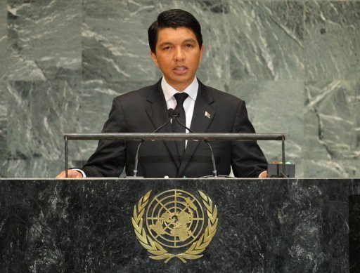 M. Rajoelina, 38 ans, arrive au pouvoir de maniere non constitutionnelle en 2009, avait accepte en janvier de ne pas se presenter sous la pression de la communaute internationale, desireuse de faciliter la tenue d'elections libres et sans violence. Son rival et predecesseur Marc Ravalomanana avait egalement accepte de se desister.