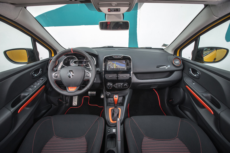 L'habitacle de la Clio RS souffre d'une finition perfectible de sièges avant offrant un mantien latéral insuffisant.