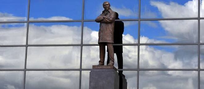 Une statue d'Alex Ferguson, erigee devant le stade d'Old Trafford, a Manchester.