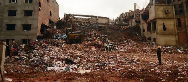 Photo des restes de l'immeuble effondre au Bangladesh.