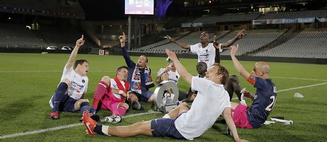 Apres leur victoire contre Lyon, plusieurs joueurs parisiens ont celebre leur sacre, sur la pelouse du stade Gerland.