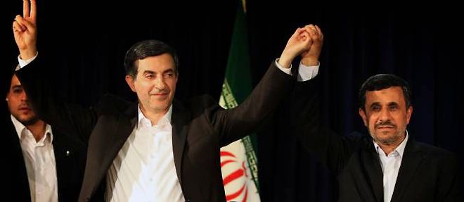 Le president sortant Mahmoud Ahmadinejad presente son candidat, Esfandiar Rahim Mashaei, lors d'une conference de presse suivant son depot de candidature.