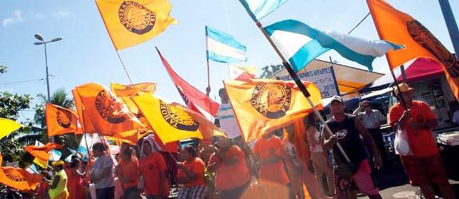 Des manifestants supportent leur candidat a l'occasion de l'election de l'Assemblee territoriale debut mai a Tahiti.