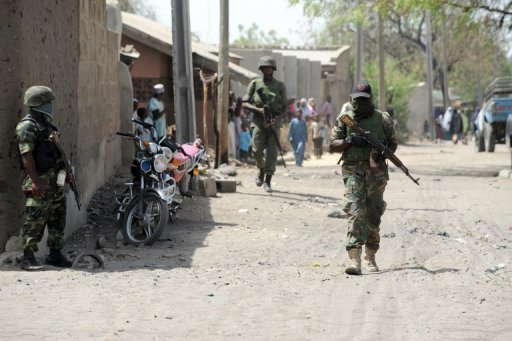 Pour couper toute possibilite de ravitaillement des islamistes, l'armee impose un blocus de la region. Consequence, le prix des denrees grimpe a Maiduguri et dans les localites du nord de Borno, les camions de marchandises ne pouvant circuler librement a l'entree et a la sortie de la ville.
