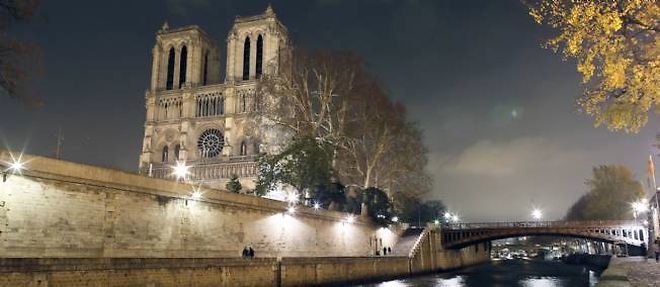 La cathedrale Notre-Dame de Paris, haut lieu touristique de la capitale, a ete le theatre d'une tragedie, mardi.