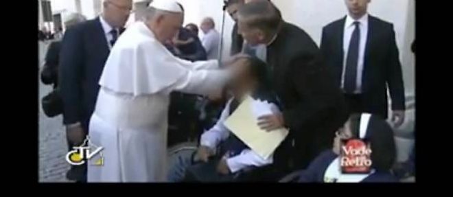 Le pape a-t-il pratique un geste d'exorcisme devant les cameras de television ?