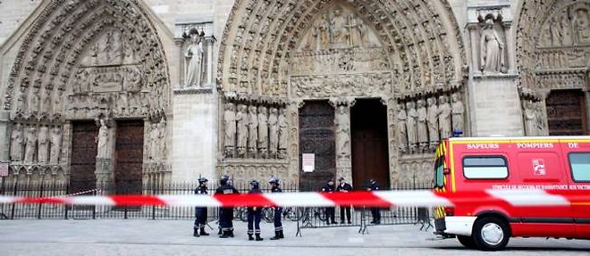 Des policiers devant Notre-Dame de Paris mardi