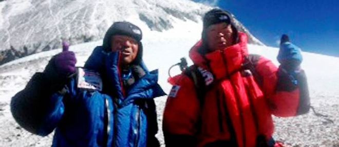 Yuichiro Miura (a droite) et son fils Gota, lors de leur ascension de l'Everest, le 22 mai.