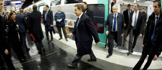 Nicolas Sarkozy descendant du RER A, le 5 decembre 2011.