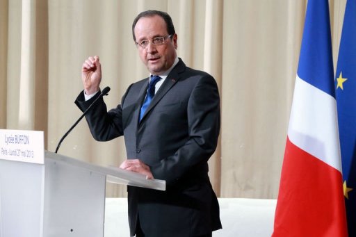 Francois Hollande a condamne lundi les slogans appelant a la resistance a "un Etat fasciste" utilises par certains opposants au mariage homosexuel, lors de la manifestation de dimanche a Paris.