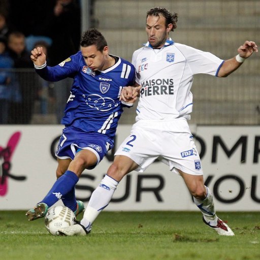 La premiere recrue est le defenseur d'Auxerre, Cedric Hengbart qui signera mercredi un contrat de deux ans.