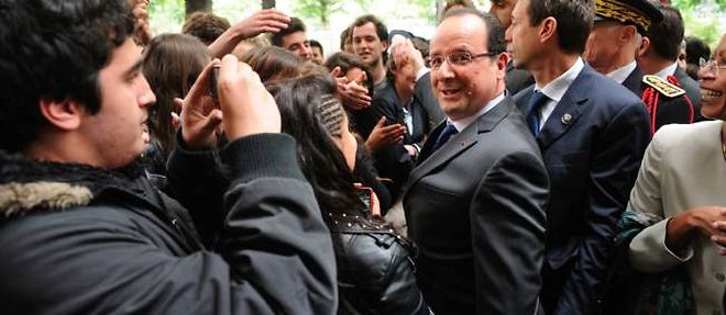 Francois Hollande a son arrivee devant le lycee Buffon, lundi, a Paris.
