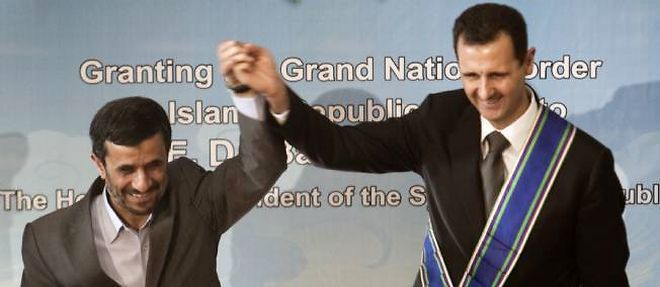 Le president iranien, Mahmoud Ahmadinejad, au cote du president syrien, Bachar el-Assad.