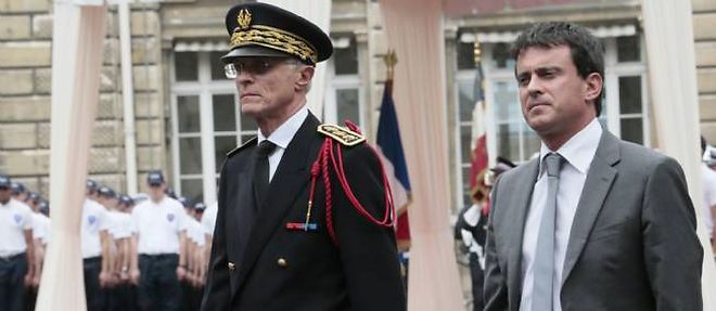 Le prefet de police de Paris Bernard Boucault,en compagnie de Manuel Valls.