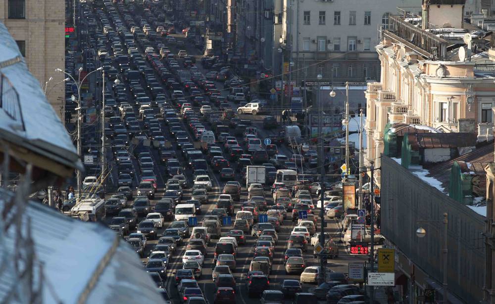 Sankt-Petersburg, Russie, 25 mars 2021 : gros plan d'un tableau de bord  entièrement numérique dans une voiture. Indicateur de vitesse numérique de  voiture. Détails du tableau de bord avec indica Photo Stock 