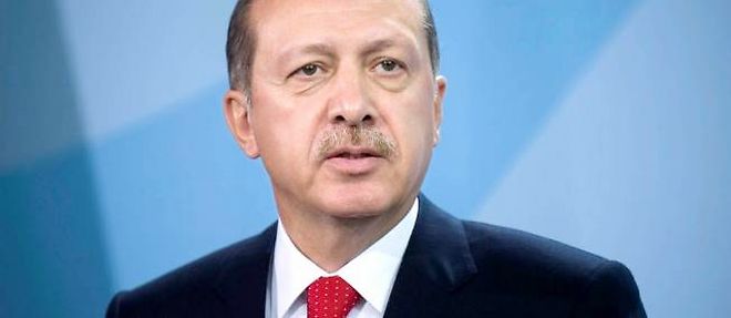 Depuis le debut de la contestation vendredi dernier, les manifestants accusent le Premier ministre Erdogan de derives autoritaires et de vouloir "islamiser" la Turquie laique.
