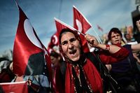 Turquie: Erdogan reste ferme face aux manifestants, un policier mort