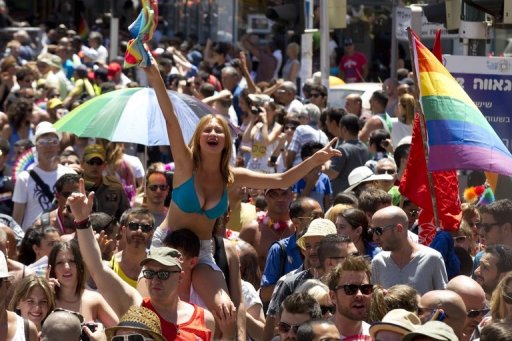 Plusieurs milliers de personnes ont commence a se rassembler vendredi a Tel-Aviv pour la Gay Pride, festival de la communaute gay et lesbienne israelienne, qui attire chaque annee des visiteurs du monde entier.
