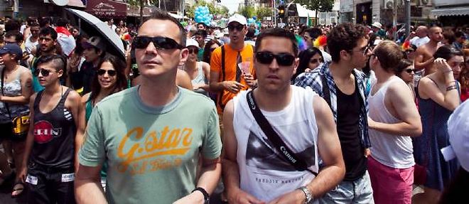 Vincent et Bruno, a la Gay Pride de Tel-Aviv, vendredi.