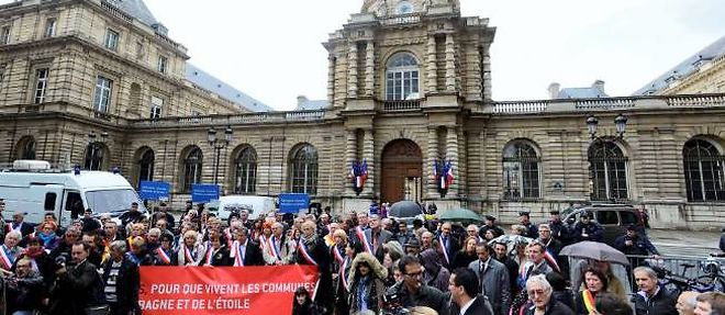 Le 30 mai dernier, des maires manifestent contre la creation des metropoles devant le Senat a Paris.