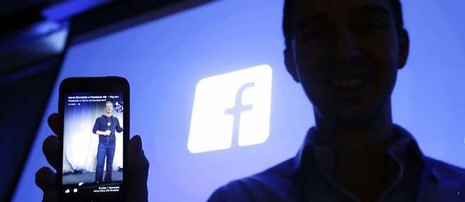 Le geant americain Facebook et son createur (sur le telephone) Mark Zuckerberg.(Image d'illustration).