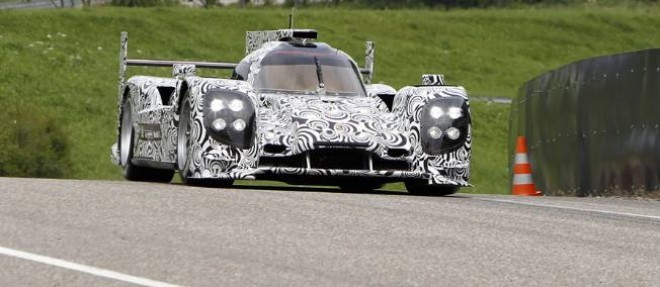 Comme l'exige le reglement pour les equipes d'usine, le prototype que Porsche engagera aux 24 heures du Mans l'annee prochaine en categorie LMP1 aura une carrosserie fermee et un systeme de propulsion hybride.