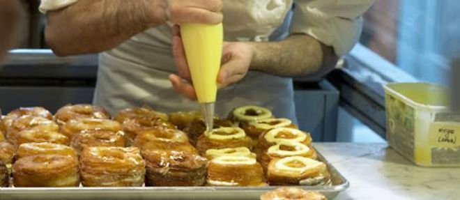 Le patissier Dominique Ansel a invente le "cronut", un melange de croissant et de donut. La recette fait un carton a New York.