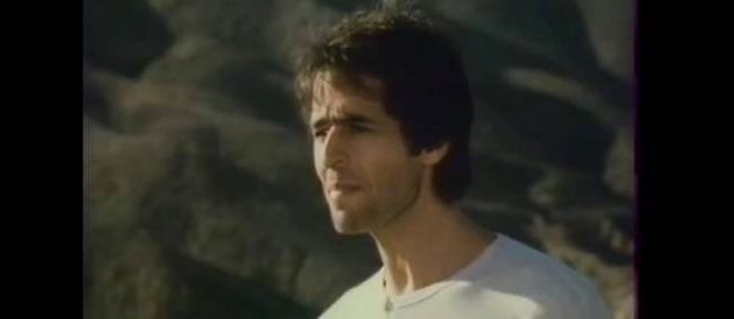Jean-Jacques Goldman dans le clip de sa chanson "La-bas", en 1987.
