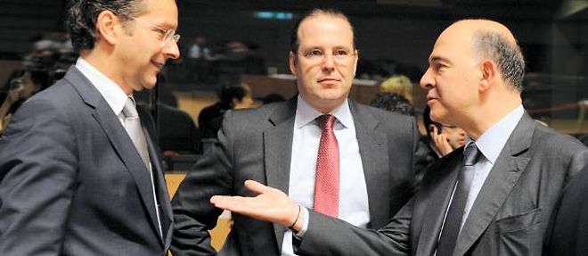 Pierre Moscovici discute avec le ministre des Finances des Pays-Bas (gauche) et celui de la Suede (centre), vendredi 21 juin, a Bruxelles.